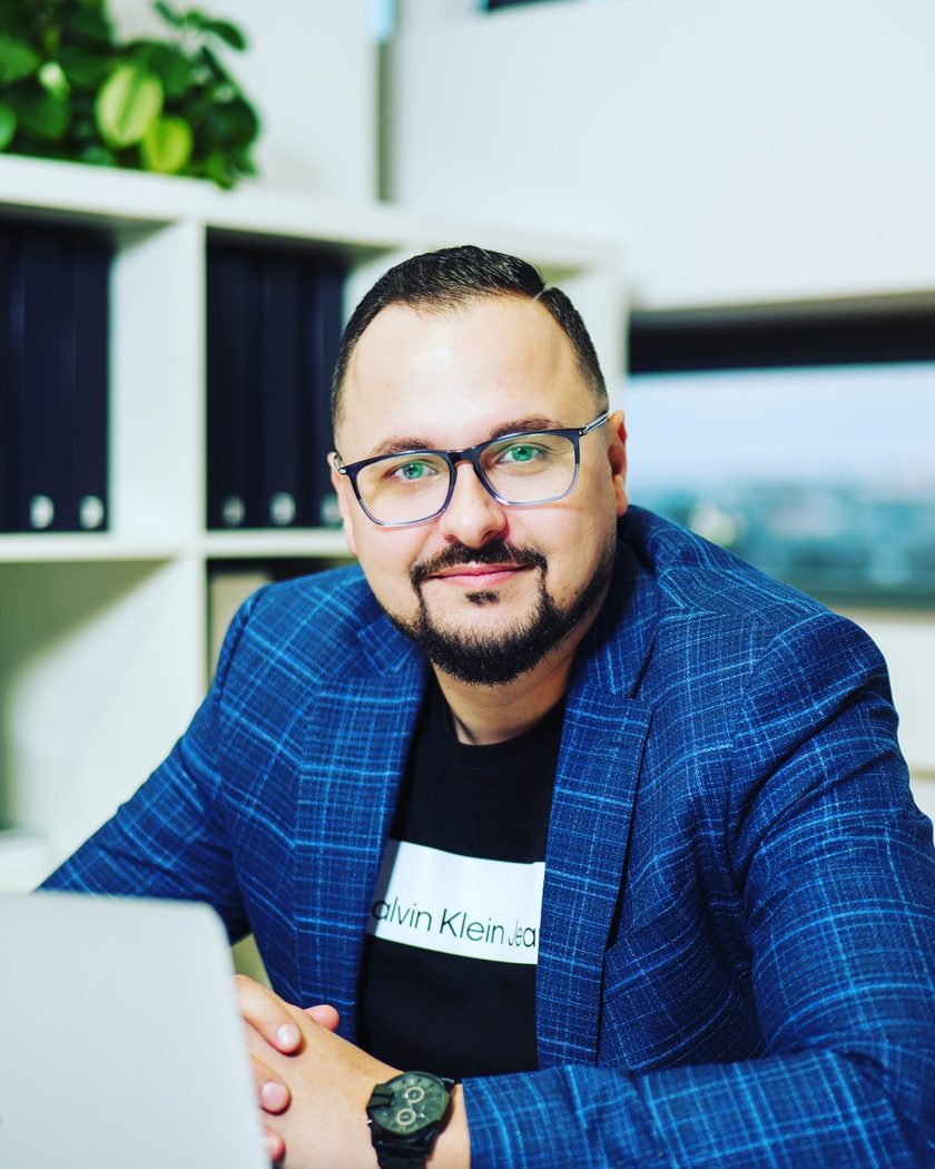 Ondřej Vykonal ve své kanceláři u pracovního stolu