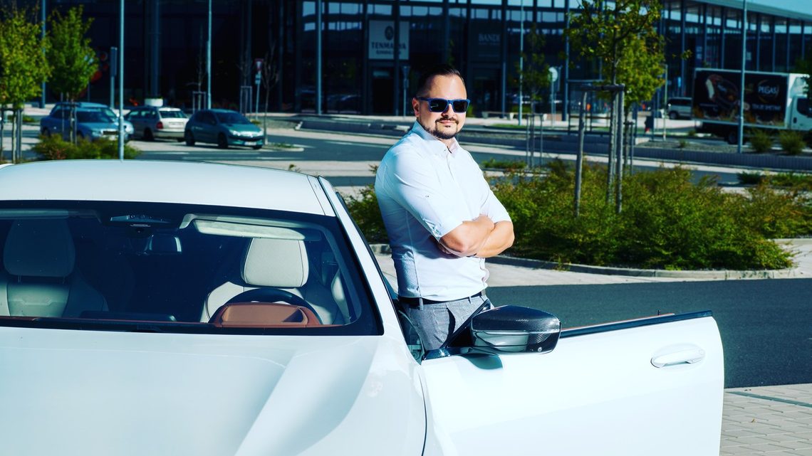 Ondřej Vykonal u vozu před obchodním centrem
