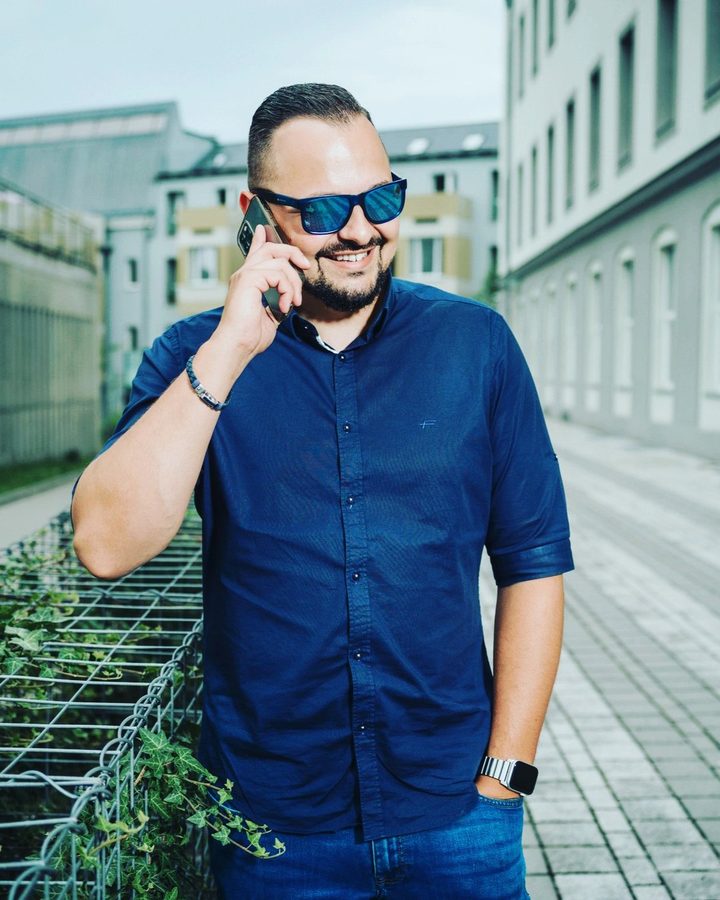 Ondřej Vykonal telefonuje v ulicích Jihlavy